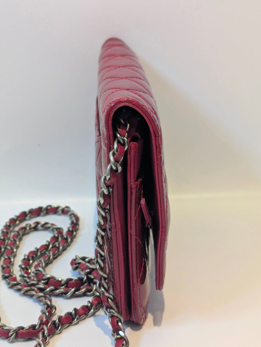 Chanel WOC rouge bordeaux vue d'ensemble sac fermé