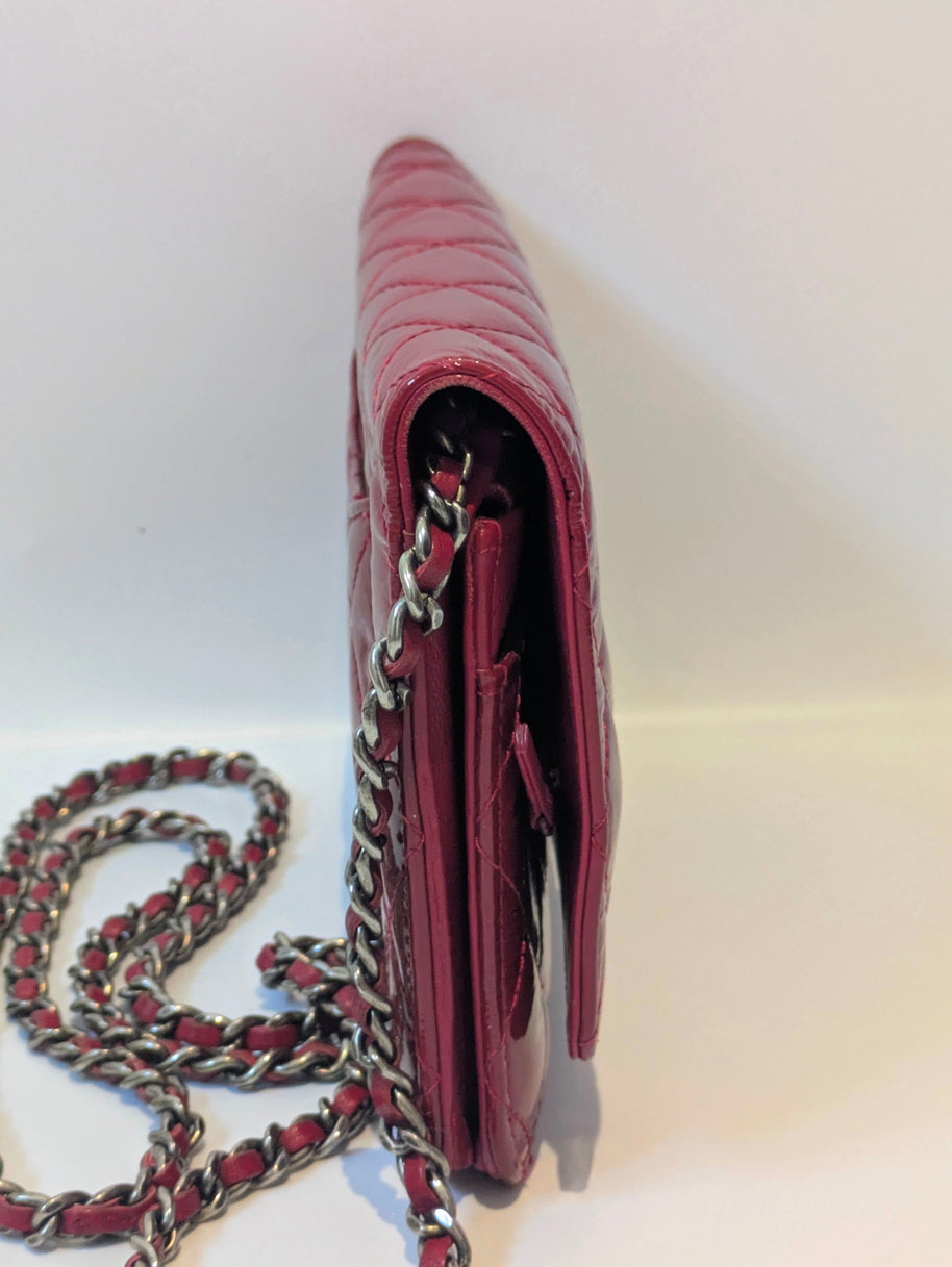 Chanel WOC rouge bordeaux vue d'ensemble sac fermé