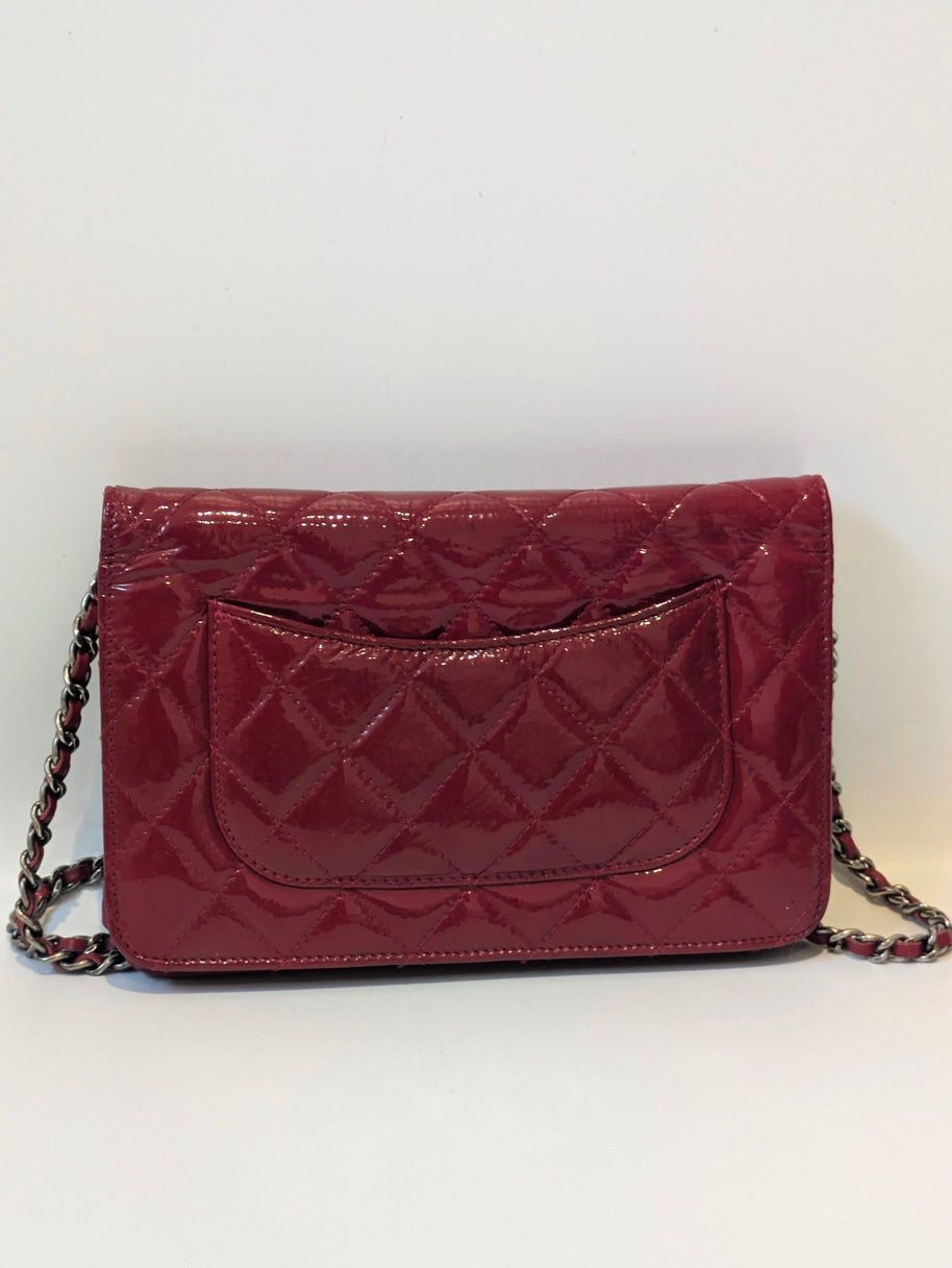 Détail chaîne entrelacée cuir bordeaux et métal argenté Chanel WOC