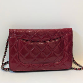 Détail chaîne entrelacée cuir bordeaux et métal argenté Chanel WOC