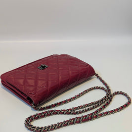 Chanel Wallet On Chain détail matelassage losanges cuir verni bordeaux