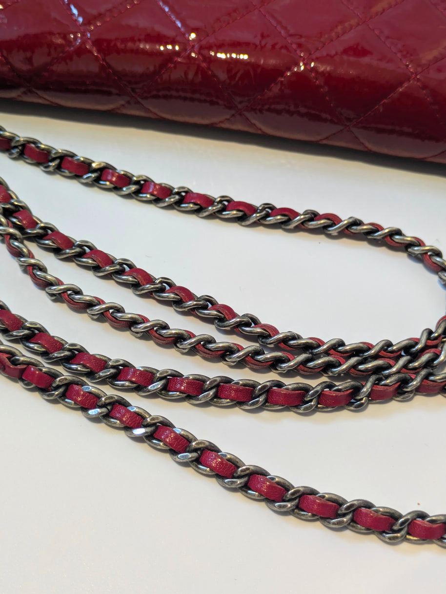 Chanel WOC cuir verni rouge bordeaux marquage Chanel intérieur