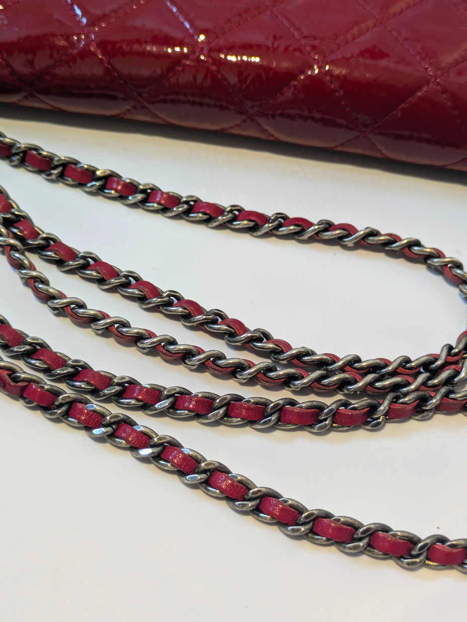 Chanel WOC cuir verni rouge bordeaux marquage Chanel intérieur
