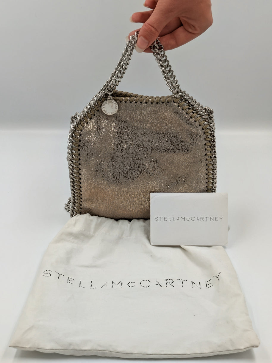 Falabella Tiny doré pailleté vue de profil