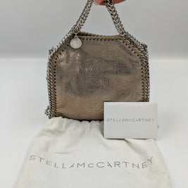 Falabella Tiny doré pailleté vue de profil