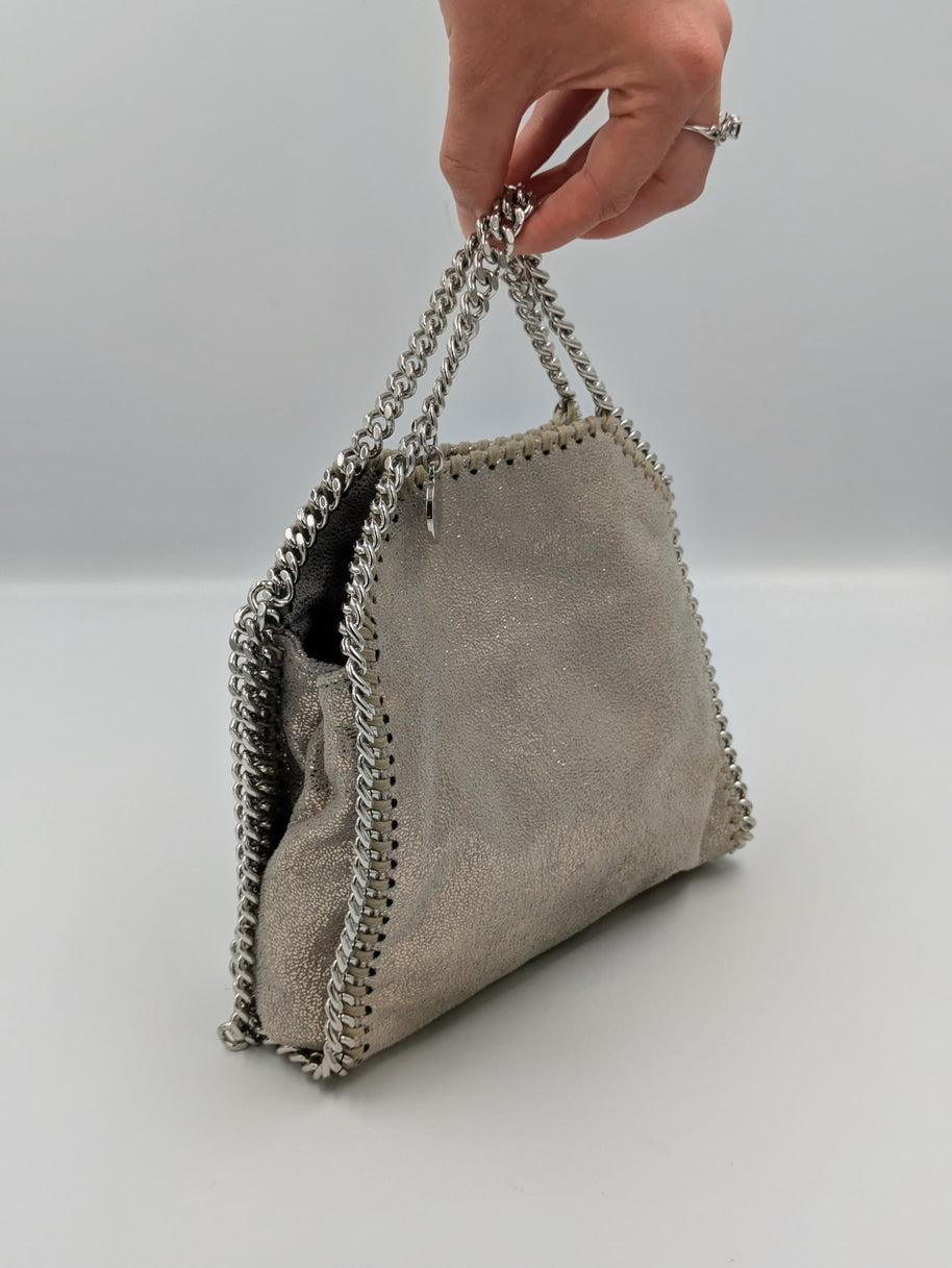 Falabella Tiny doré pailleté vue de trois quarts