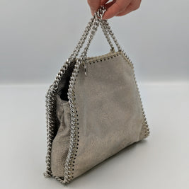 Falabella Tiny doré pailleté vue de trois quarts