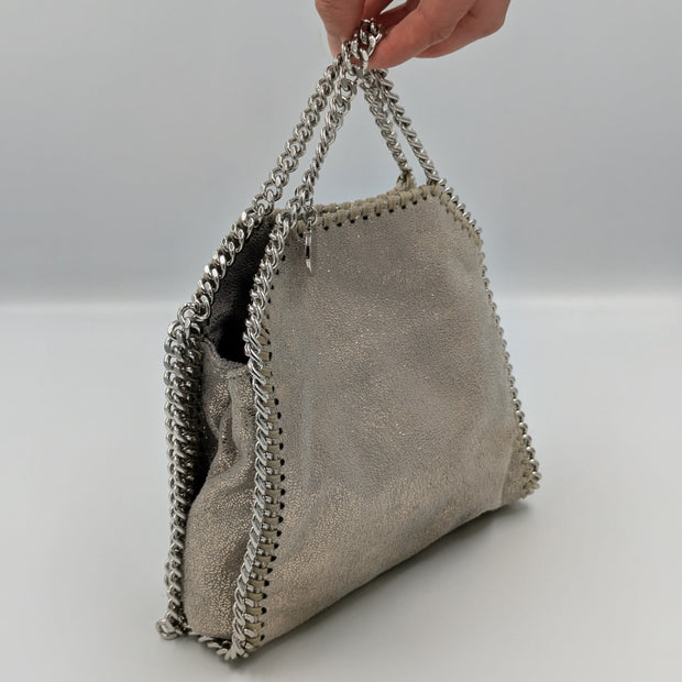 Falabella Tiny doré pailleté vue de trois quarts