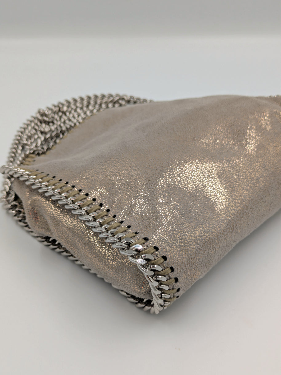 Falabella Tiny doré pailleté vue d'ensemble sac posé