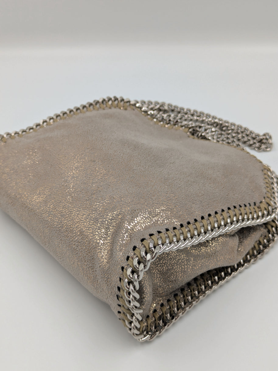 Falabella Tiny doré pailleté vue de dos