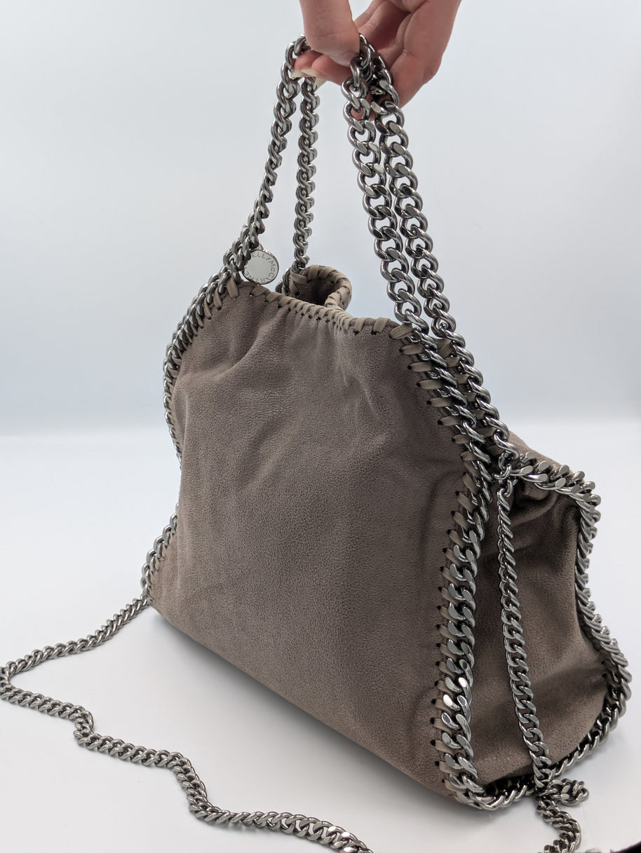 Détail chaîne entrelacée du Stella McCartney Falabella Mini