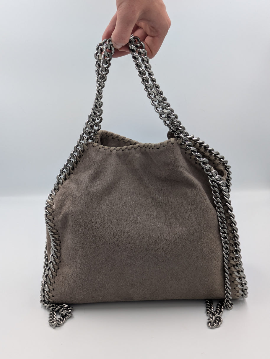 Détail fermoir clouté du sac Falabella Stella McCartney gris Tortura