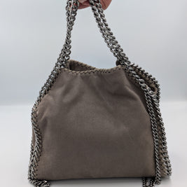 Détail fermoir clouté du sac Falabella Stella McCartney gris Tortura