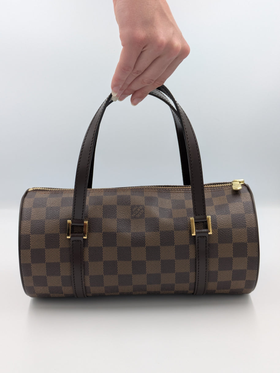 Sac Louis Vuitton Papillon PM Damier vue de profil porté à la main