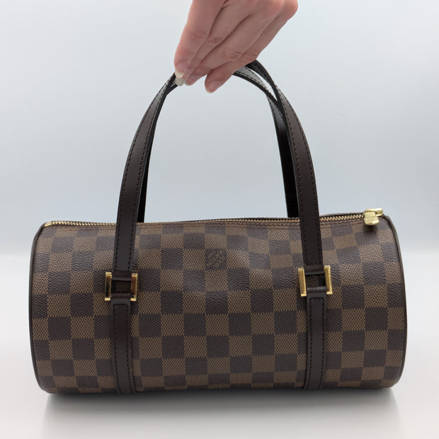 Sac Louis Vuitton Papillon PM Damier vue de profil porté à la main
