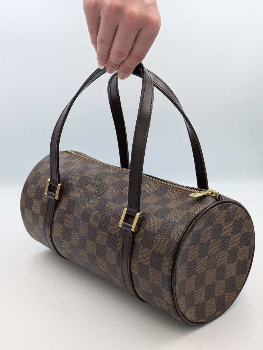 Détail poignée et cuir du Louis Vuitton Papillon Damier vintage