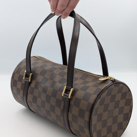 Détail poignée et cuir du Louis Vuitton Papillon Damier vintage