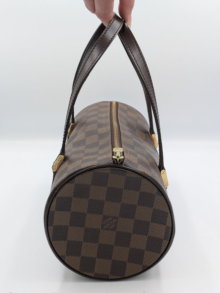 Base et coins du sac Louis Vuitton Papillon Damier vintage