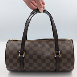 Détail ferrures dorées du sac Louis Vuitton Papillon Damier