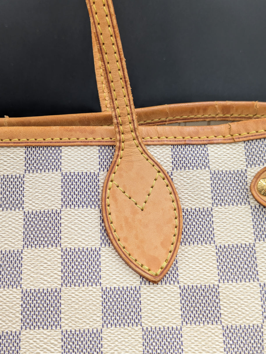 Ferrures dorées du Louis Vuitton Neverfull PM toile Azur