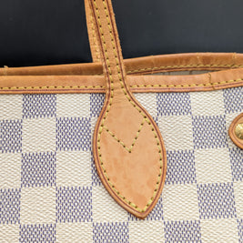 Ferrures dorées du Louis Vuitton Neverfull PM toile Azur