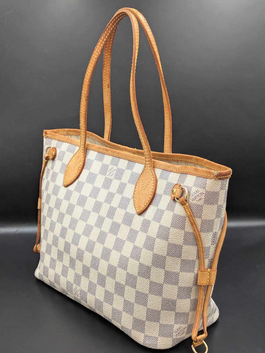 Sac Louis Vuitton Neverfull PM Azur porté à la main