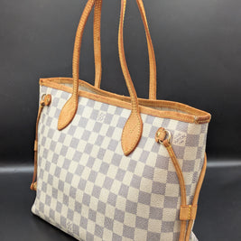 Sac Louis Vuitton Neverfull PM Azur porté à la main