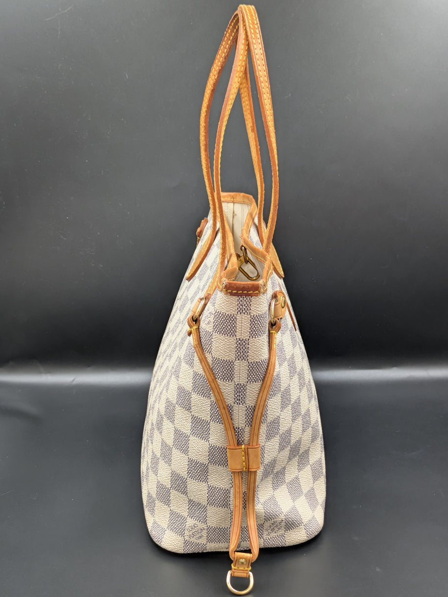 Détail poignées du sac Louis Vuitton Neverfull PM Azur