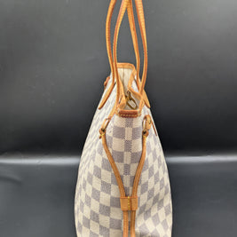 Détail poignées du sac Louis Vuitton Neverfull PM Azur