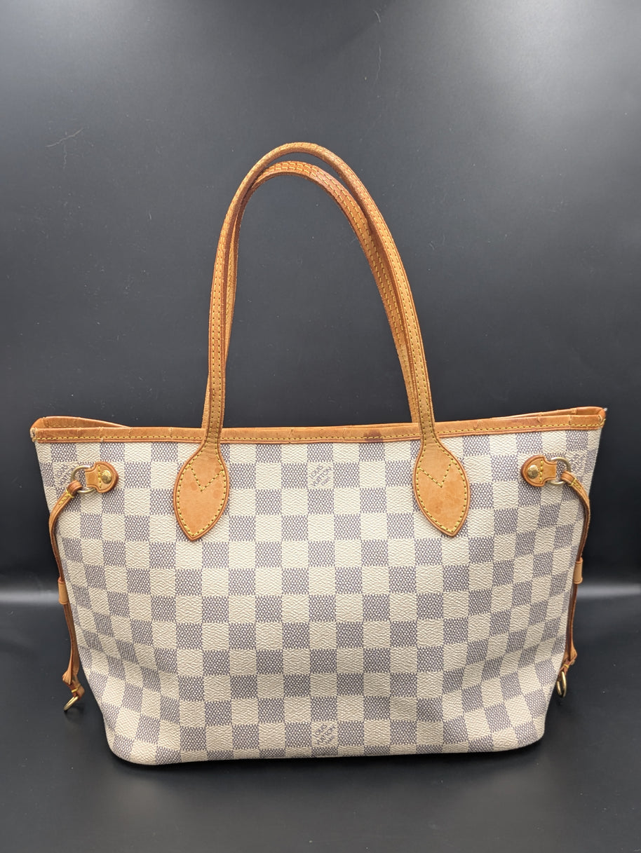 Détail cuir et patine du Louis Vuitton Neverfull PM Azur vintage