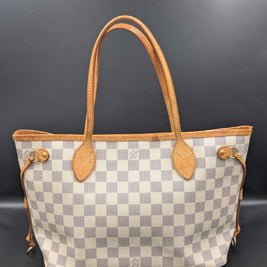 Détail cuir et patine du Louis Vuitton Neverfull PM Azur vintage