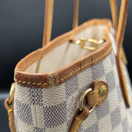 Coins du sac Louis Vuitton Neverfull PM Azur vintage