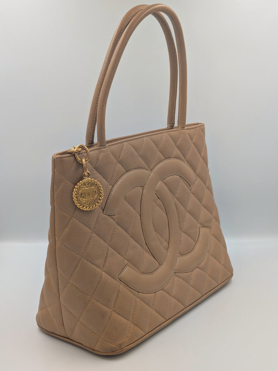 Chanel Médaillon camel dessous du sac