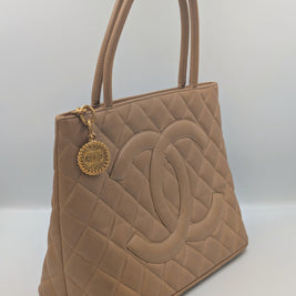 Chanel Médaillon camel dessous du sac