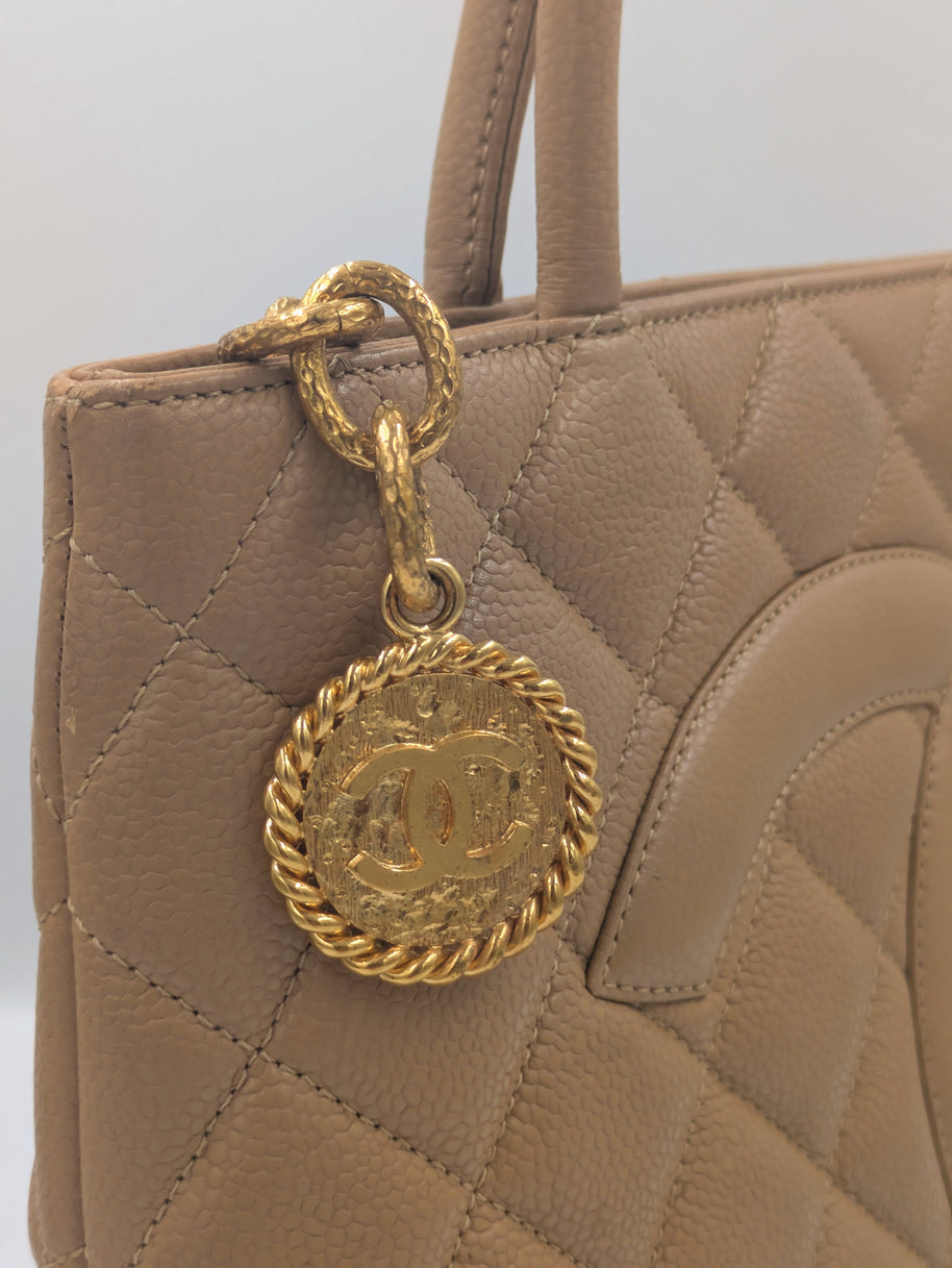 Chanel Médaillon détail poignées cuir camel