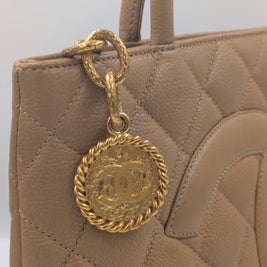 Chanel Médaillon détail poignées cuir camel