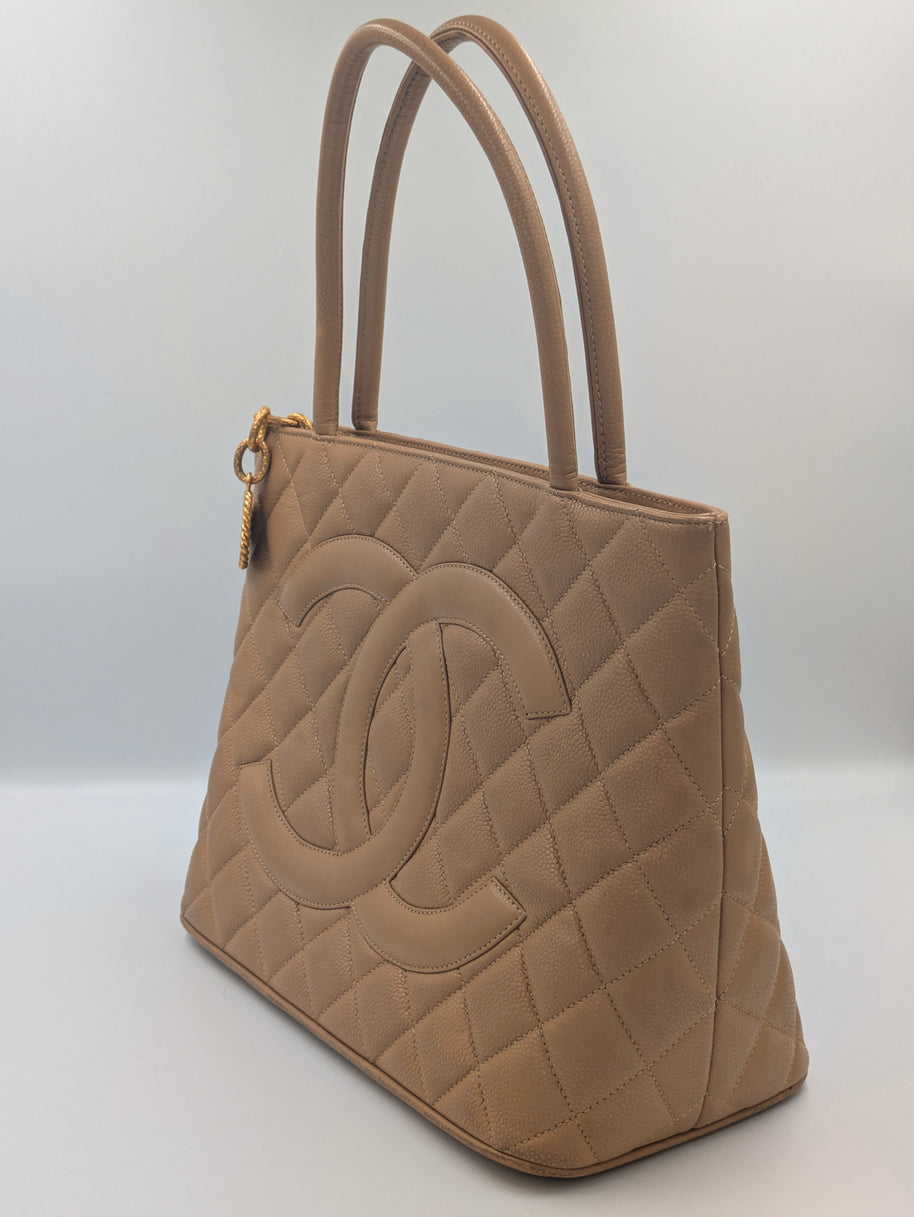 Chanel Médaillon vue de dos cuir caviar camel