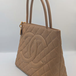 Chanel Médaillon vue de dos cuir caviar camel