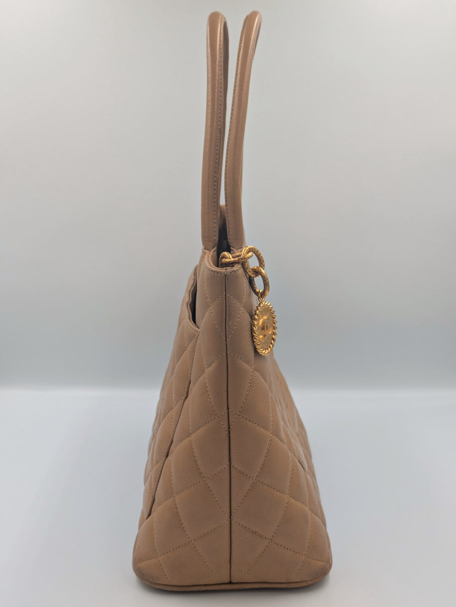 Chanel Médaillon cuir caviar camel vue générale