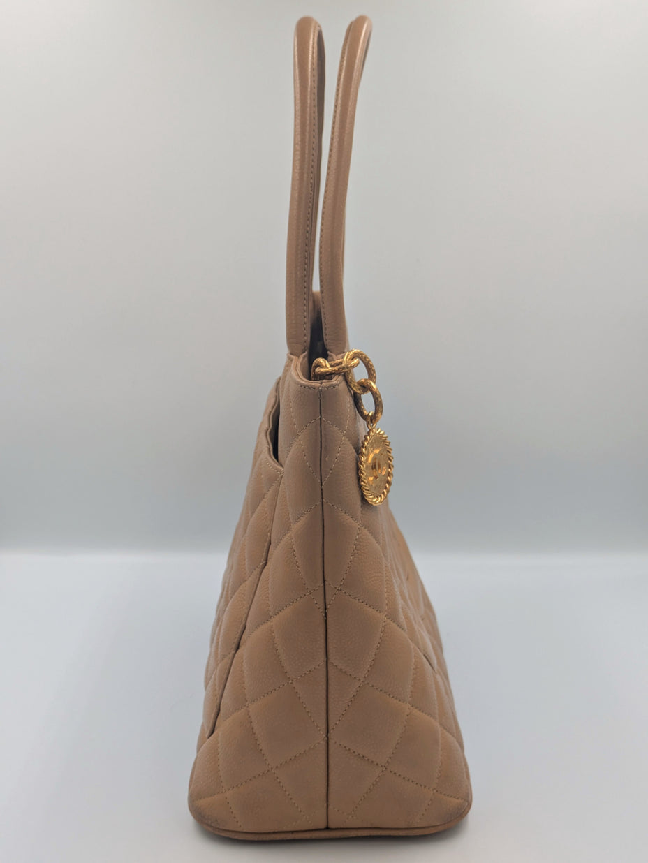 Chanel Médaillon cuir caviar camel vue générale
