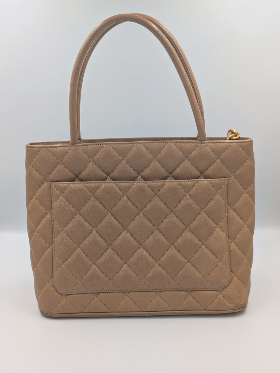 Sac Chanel Médaillon vue d'ensemble posé