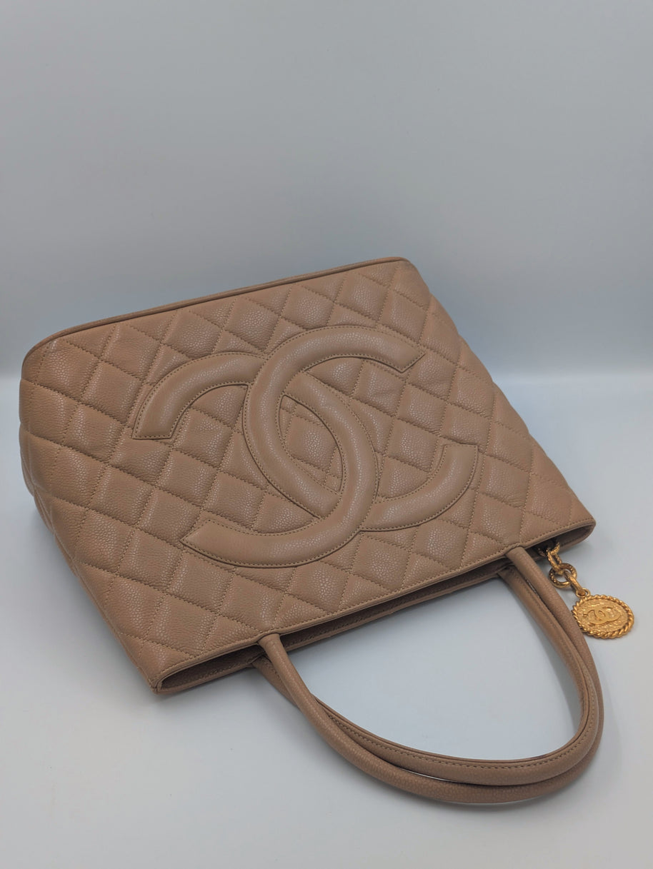 Sac Chanel Médaillon camel gros plan ferrures dorées