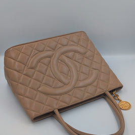 Sac Chanel Médaillon camel gros plan ferrures dorées