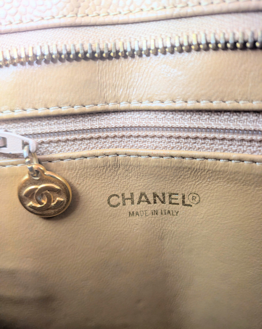Chanel Médaillon camel vue portée main et épaule