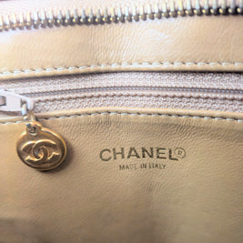 Chanel Médaillon camel vue portée main et épaule