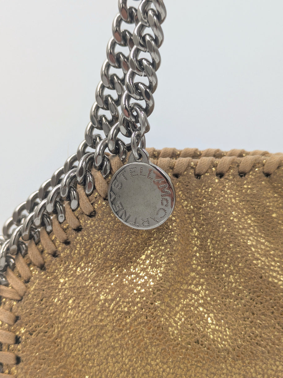 Falabella Tiny doré pailleté vue de trois quarts