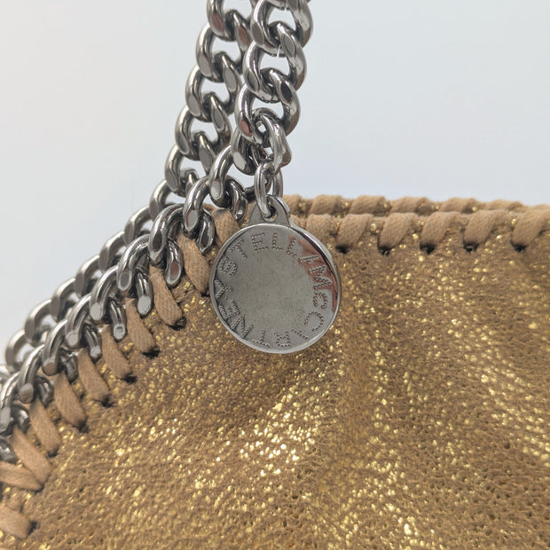Falabella Tiny doré pailleté vue de trois quarts