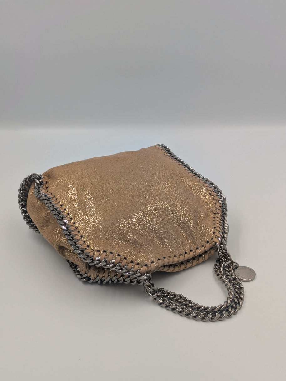 Falabella Tiny pailleté gros plan texture toile