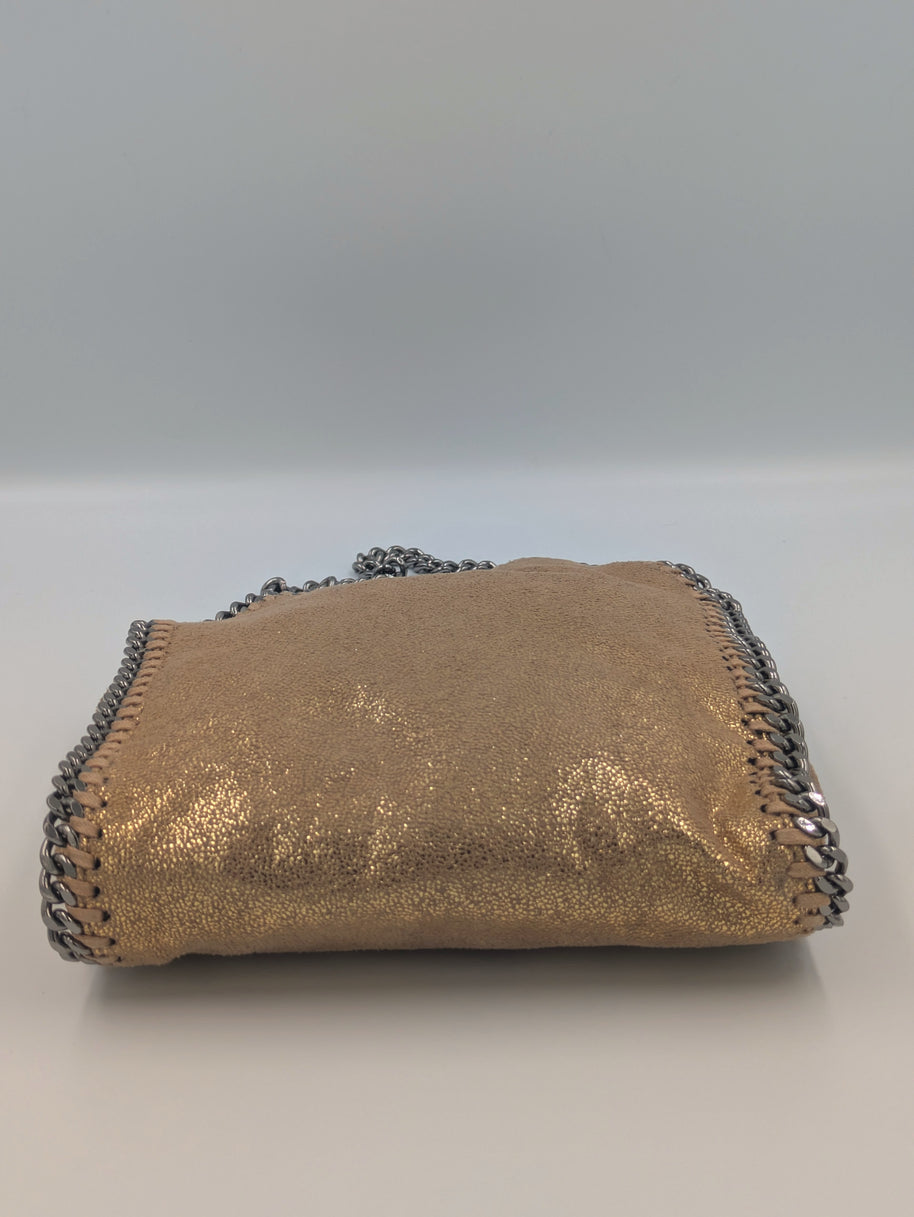 Falabella Tiny doré pailleté vue de profil