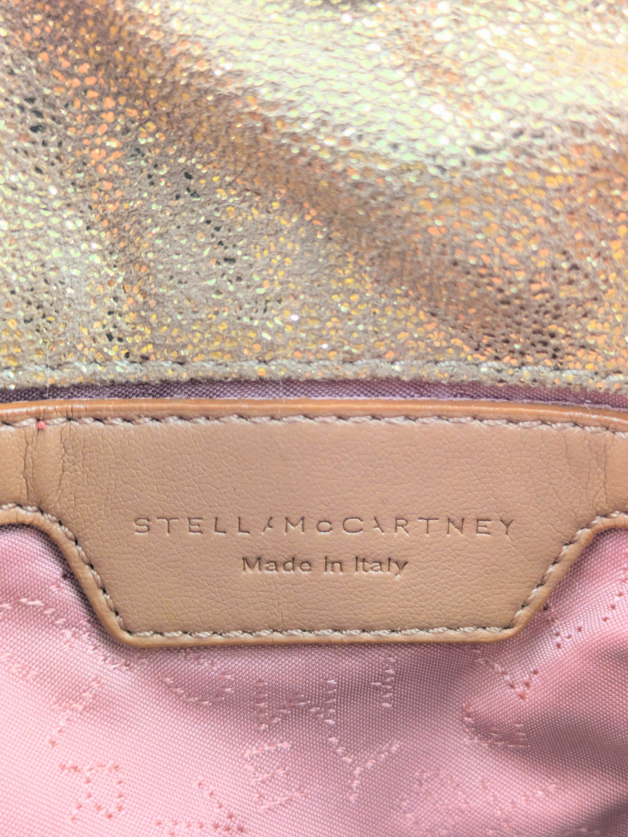 Falabella Tiny doré pailleté vue d'ensemble sac posé